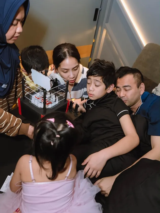Rafathar pakai baju hitam