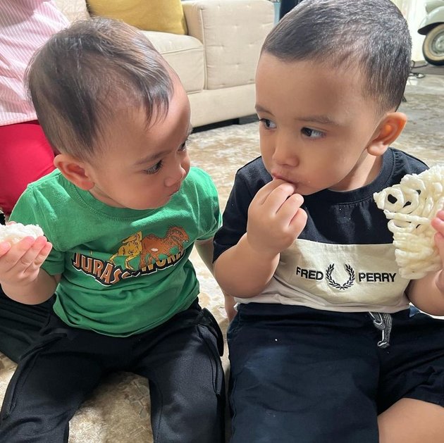 Raffi Ahmad and Irwansyah Version Sachet, 10 Adorable Photos of Rayyanza and Ukkasya Eating Crackers Together - Resembling Twin Children Becomes the Highlight