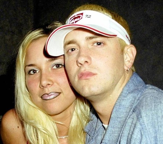 Byron Williams pernah menjadi bodyguard Eminem, saat dia juga masih beristri Kim. Walau terlihat tangguh dengan lirik-lirik pedas dan kontroversial, namun ternyata Eminem takut dengan Kim! Byron membuat buku yang beberapa isinya menyinggung soal Eminem yang mendapatkan beberapa perlakuan kasar dari Kim.