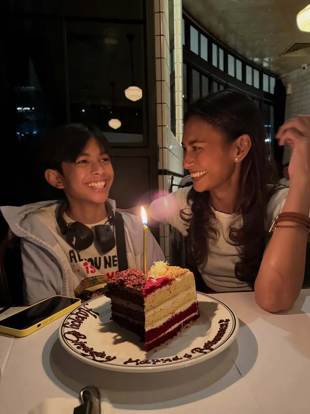 Raihaanun rayakan ulang tahun bersama anaknya.