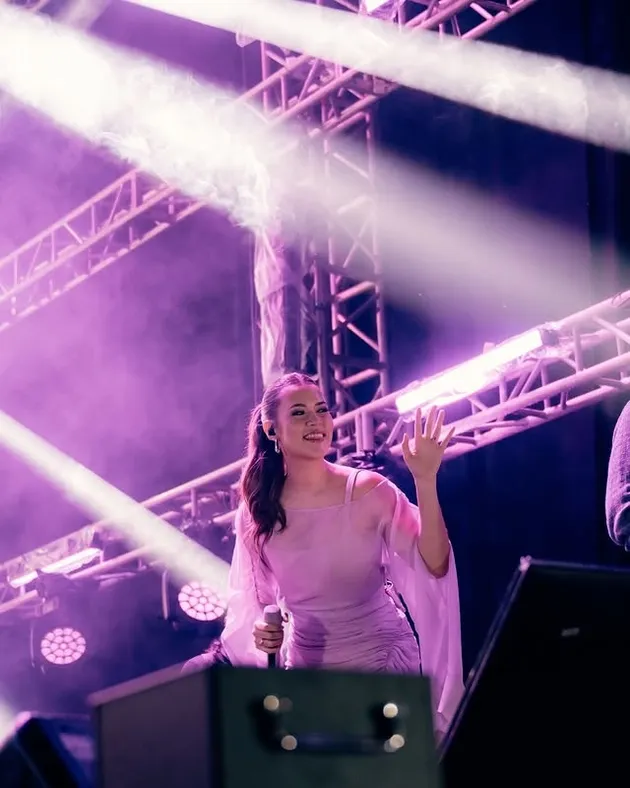 Raisa di atas panggung