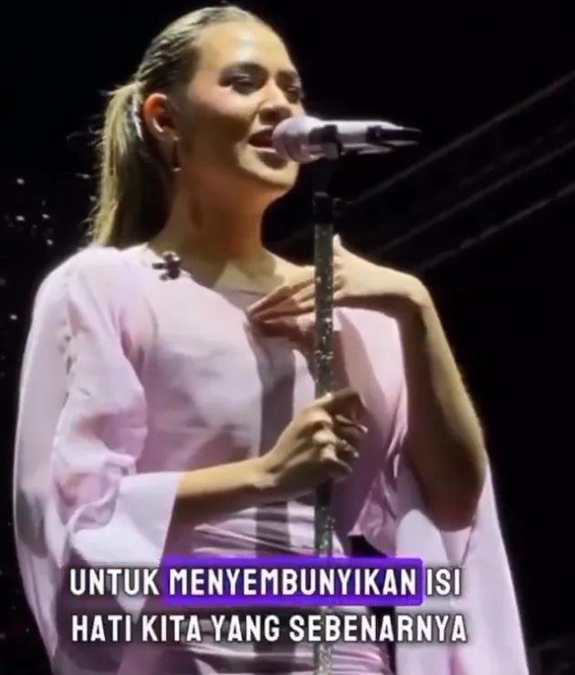 Raisa di panggung di Jakarta