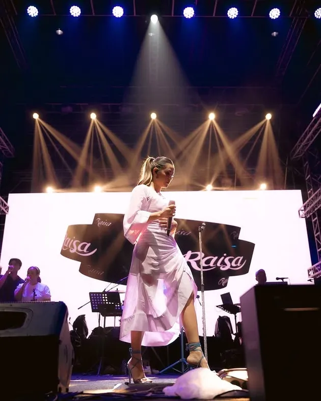 Raisa tampil di panggung