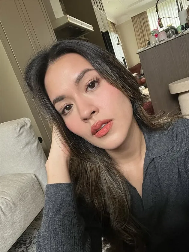 Raisa pakai baju hitam