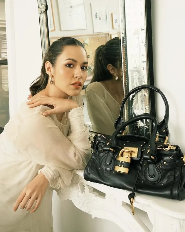 Raisa pakai baju putih