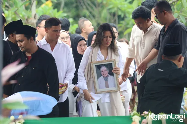 Raisa di Pemakaman Sang Ibu