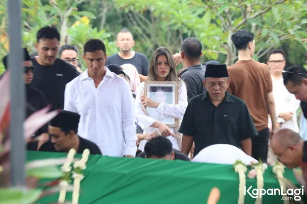 Hamish Daud di Pemakaman Ibu Raisa