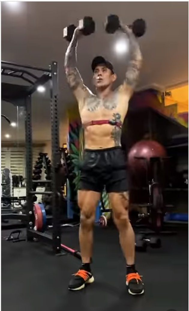 Diligently Exercise Until Now Athletic Body, Peek 8 Photos of Ganindra Bimo who is Getting Macho Showing Six Pack Abs and Full Body Tattoos