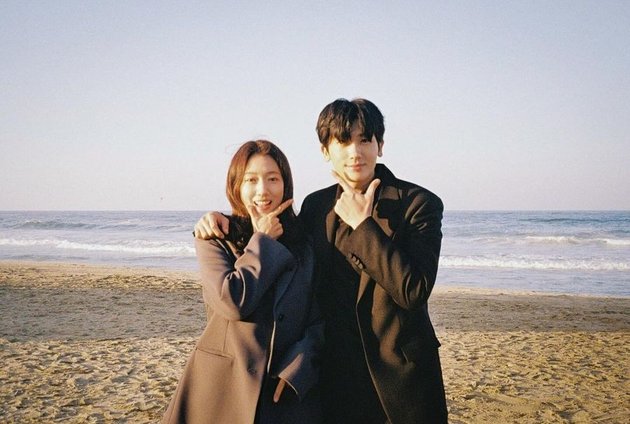 Diligent Upload Selca Together, Peek at 10 Adorable Photos of Park Shin Hye and Park Hyung Sik Behind the Scenes of 'DOCTOR SLUMP'