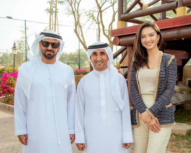 Raline Shah Plays with Many Animals in Dubai, Hosted Directly by the Zoo Owner