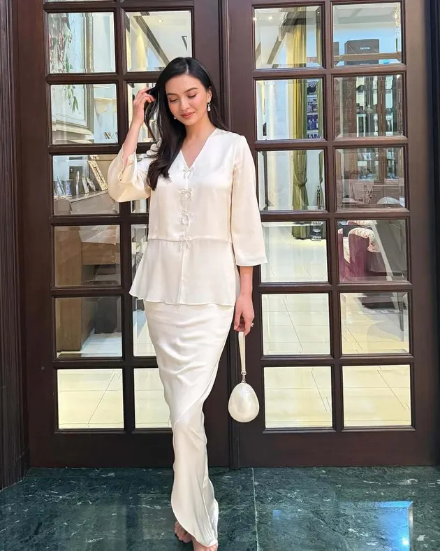 Raline Shah Tampil Pakai Outfit Warna Putih