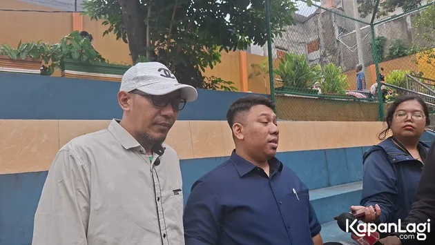 Aji Darmaji Pakai Kemeja Krem
