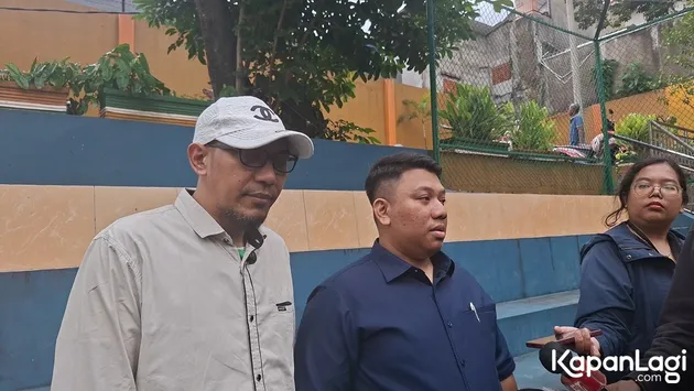 Aji Darmaji Pakai Kacamata