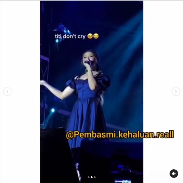 Sebuah video Tiara Andini saat tampil di atas panggung beredar di media sosial instagram. Video tersebut diunggah oleh akun gosip salah satunya adalah @lambegosiip.