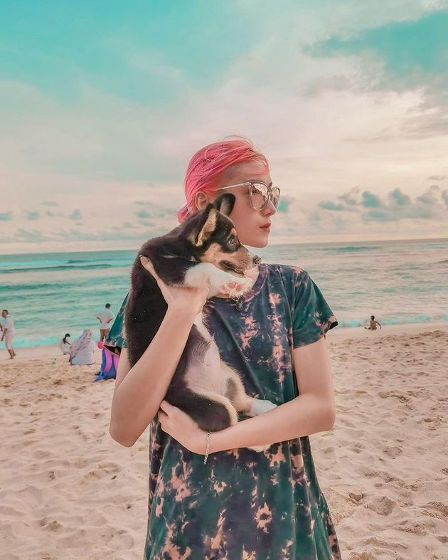Beberapa waktu terakhir, Dara The Virgin kerap mengunggah momen kebersamaan bareng anjing kesayangannya di media sosial Instagram.