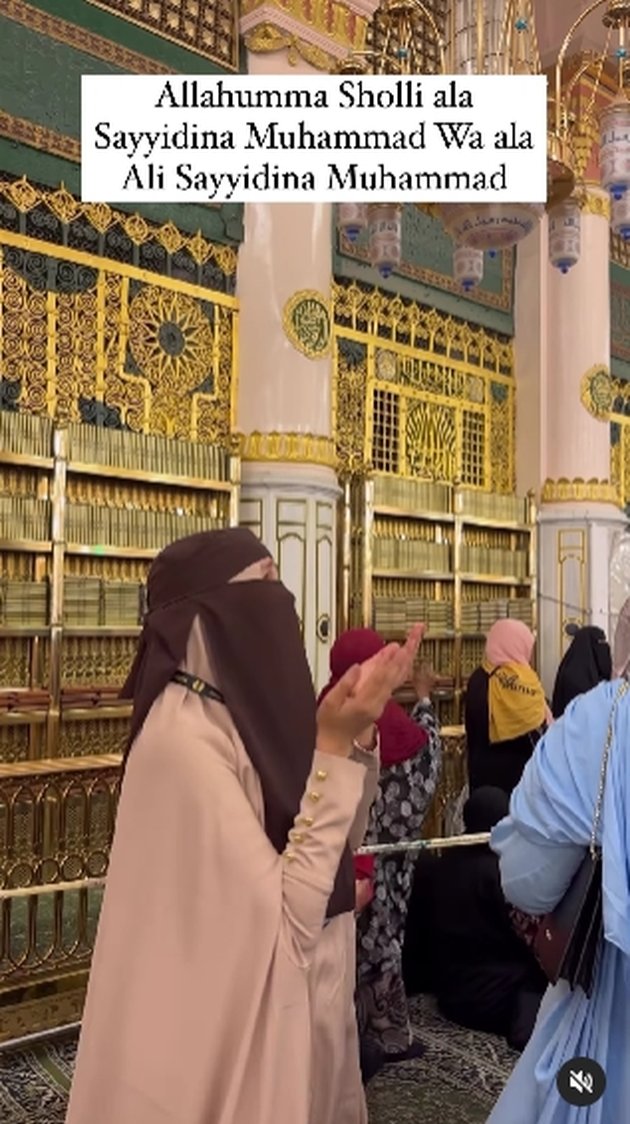 Criticism Abounds, Here Are 10 Photos of Isa Zega on Umrah Wearing High Heels and Flowing Robes - Strutting Like a Model in Front of Masjid Nabawi