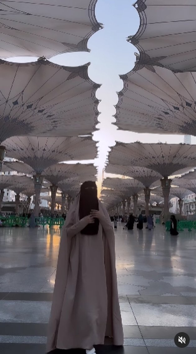 Criticism Abounds, Here Are 10 Photos of Isa Zega on Umrah Wearing High Heels and Flowing Robes - Strutting Like a Model in Front of Masjid Nabawi
