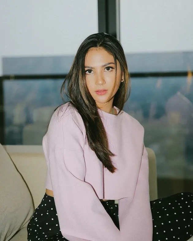 Jessica Mila bisa jadi lebih banyak dikenal lewat film-filmnya yang panjang berderet sejak tahun 2013. Ia berhasil tampil memukau dalam film IMPERFECT.