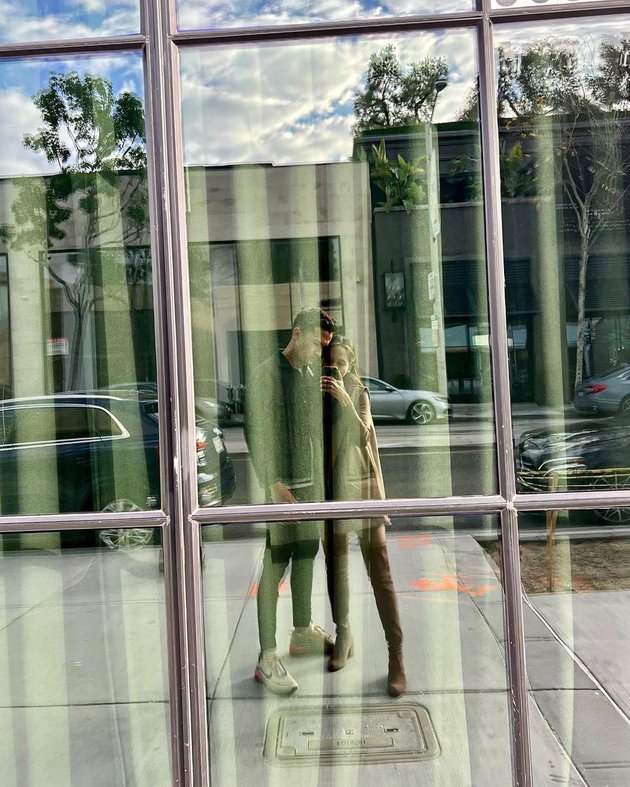 Lewat caption unggahannya, Cinta mengaku kalau dirinya sedang menikmati liburan di Los Angeles, Amerika Serikat. 