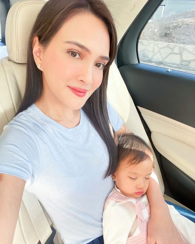 Many Mentioned Not Divorced, 8 Photos of Shandy Aulia Allegedly Vacationing with Husband to America - Fun Babysitting Baby Claire