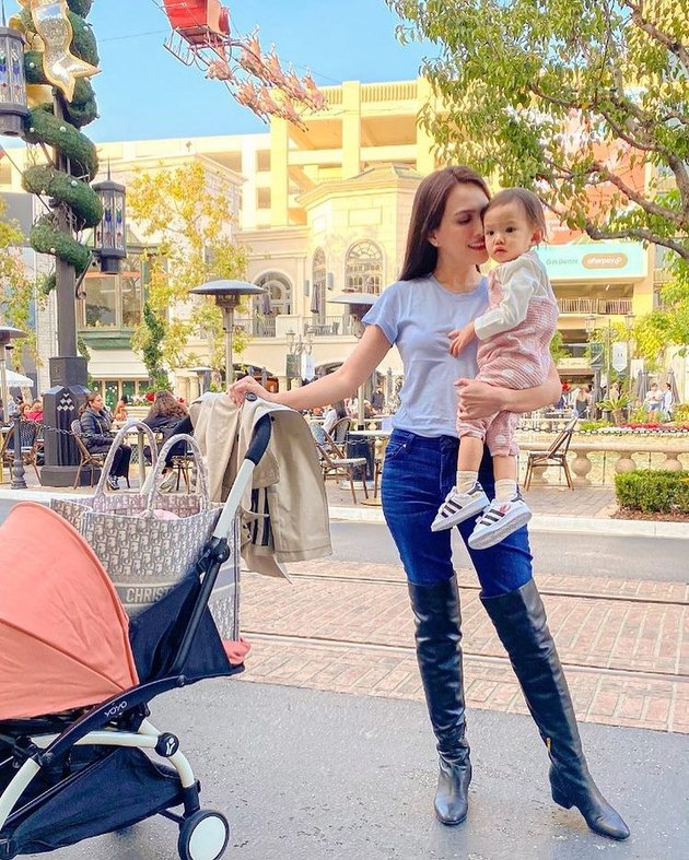 Many Mentioned Not Divorced, 8 Photos of Shandy Aulia Allegedly Vacationing with Husband to America - Fun Babysitting Baby Claire