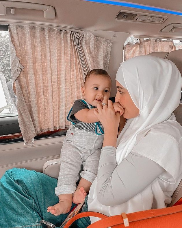 Highly Regarded, 8 Portraits of Zaskia Sungkar First Time Taking Baby Ukkasya Abroad - Emphasizing that the Baby Can Already Travel