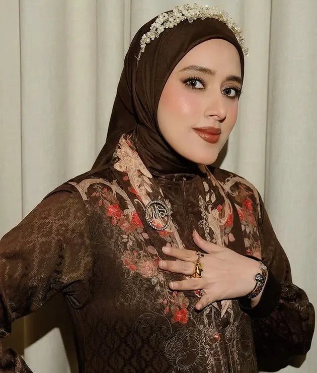 Fairuz A Rafiq pakai baju cantik