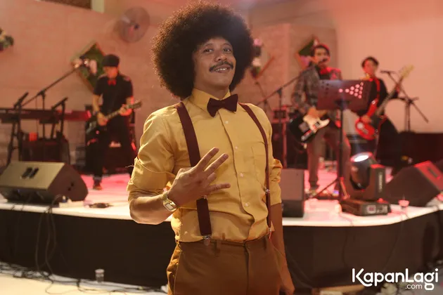 Lama tak terdengar kabarnya, Eddy Brokoli didapuk sebagai MC di acara tersebut.