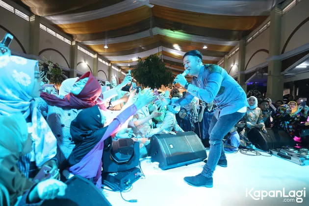 Ruri CS malam itu menyanyikan beberapa lagu andalan untuk membuat suasana meriah dan penuh gairah.