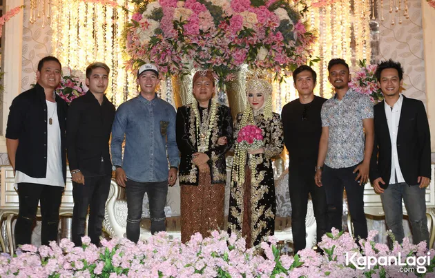 Ini adalah pernikahan dari Raisa (bukan artis) dan seorang pria bernama H. Ari Arisman. Mereka sukses mengundang sederet nama artis top loh!