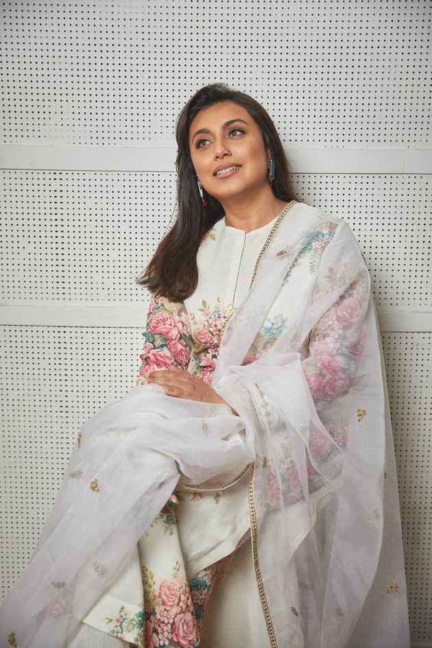 Rani Mukerji Slimmer and More Confident Showing Her Natural Skin, Harvesting Praise for No Longer Using Too Bright Foundation