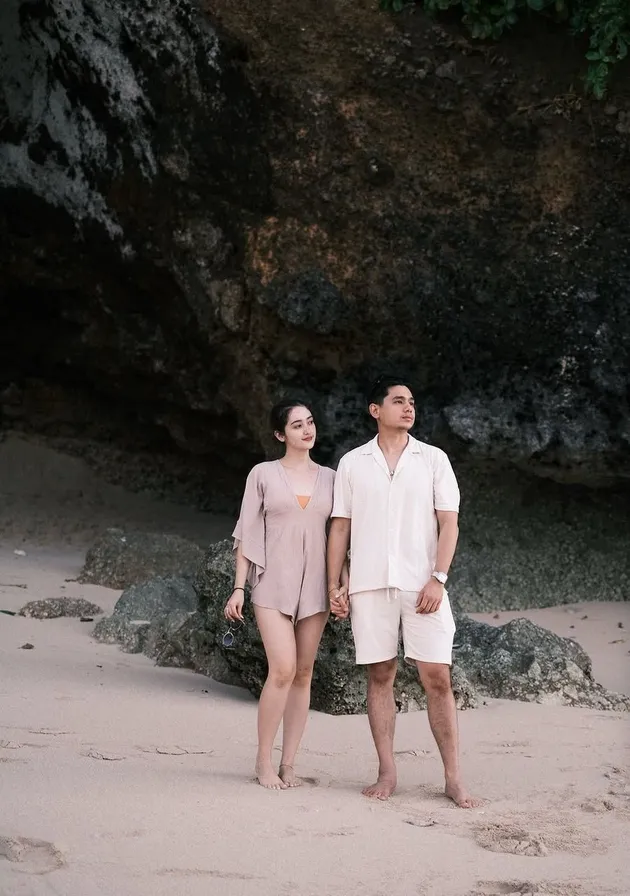 Ranty Maria dan Rayn Wijaya di Pantai