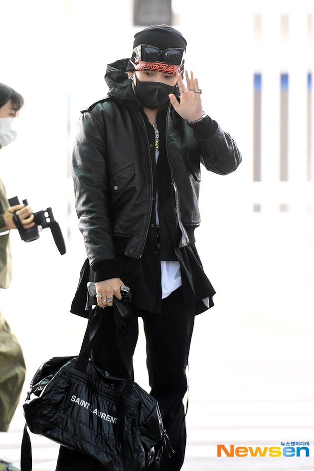 Choi Hyunsuk dengan jaket hitam dan nyaris serba warna gelap. Ia menenteng tas dari Saint Laurent yang keren baget itu. Kesayangannya siapa nih?