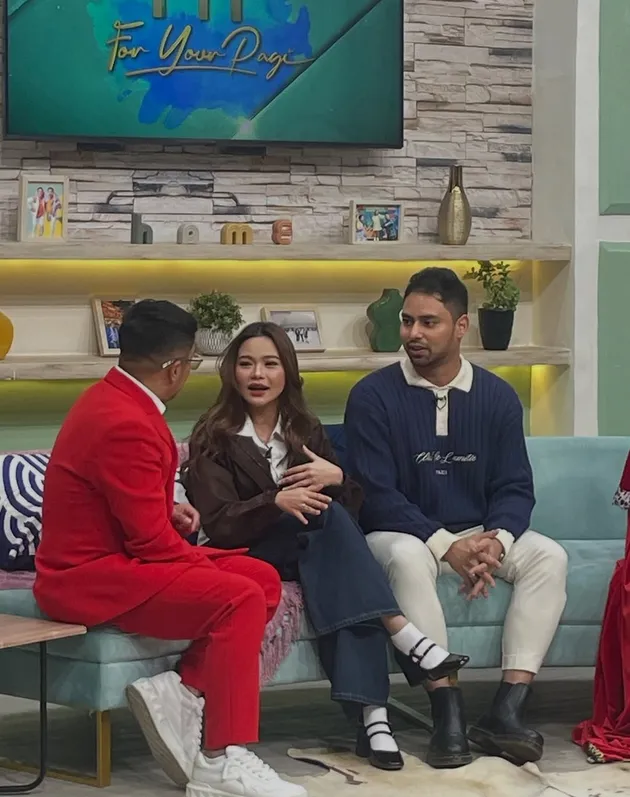 Lady Rara duduk di depan Irfan Hakim