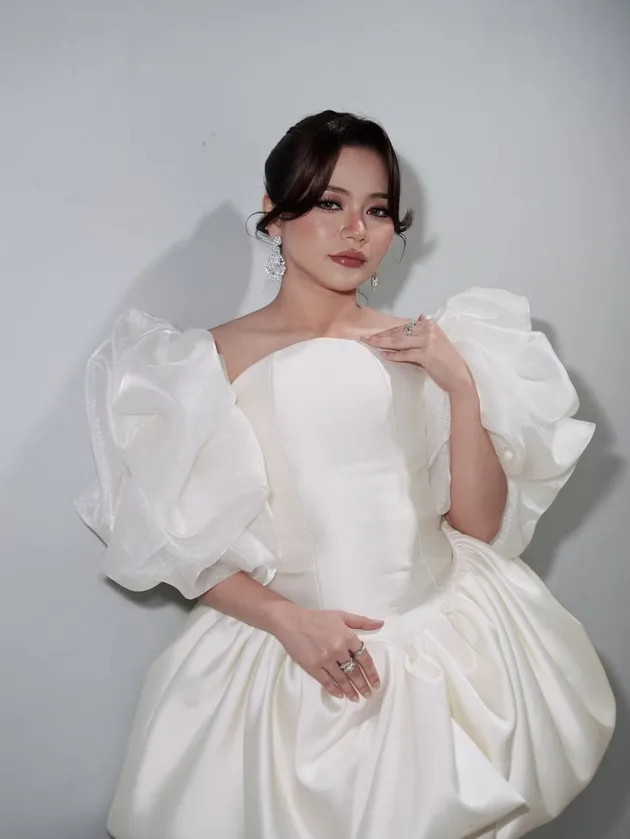 Lady Rara pakai dress putih