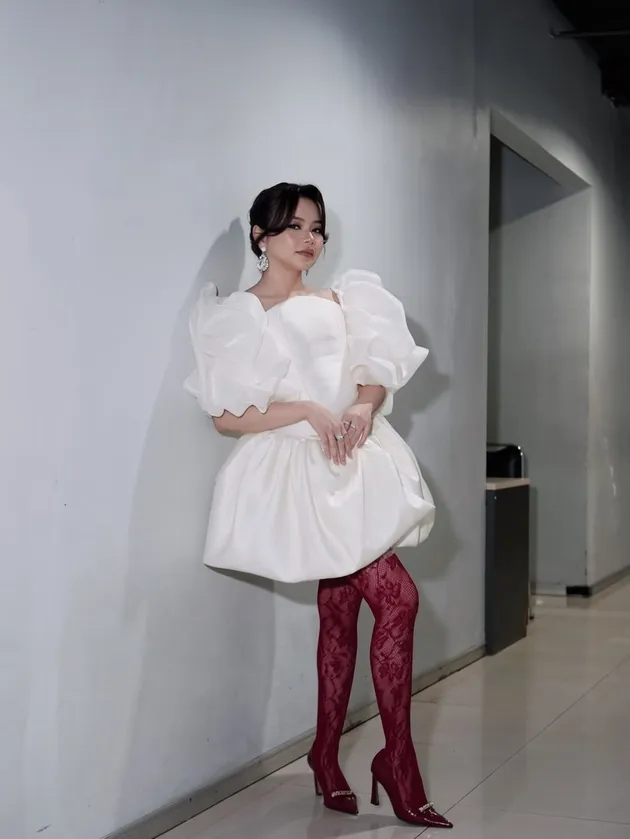 Lady Rara pose cantik di tembok