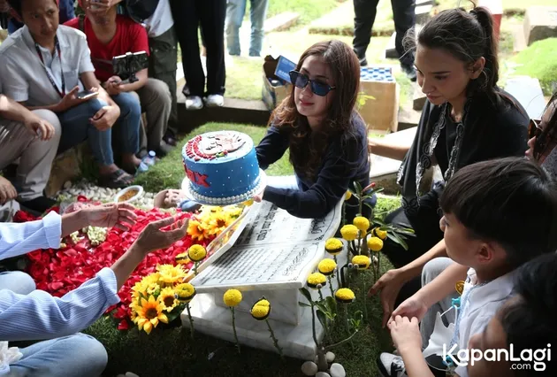 Tamara Tyasmara Menangis di Makam Dante