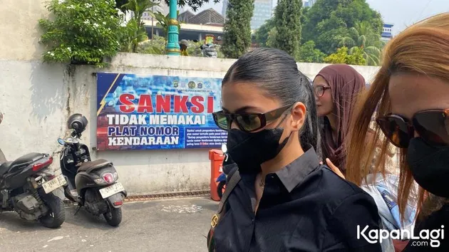 Ratu Sofya Pakai Masker Hitam