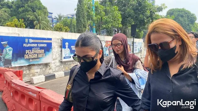 Ratu Sofya Pakai Kacamata