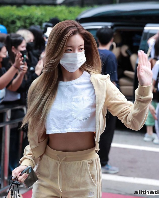 The Queen Looks Cool, 15 Photos of Lia ITZY Still Captivating with Simple Casual Outfits