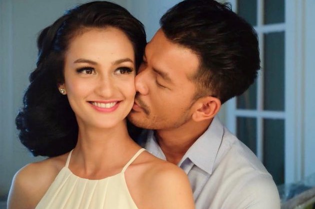 Celebrate 8 Years of Marriage, Here's a Sweet Portrait of Rio Dewanto and Atiqah Hasiholan Like Newlyweds: So Close!