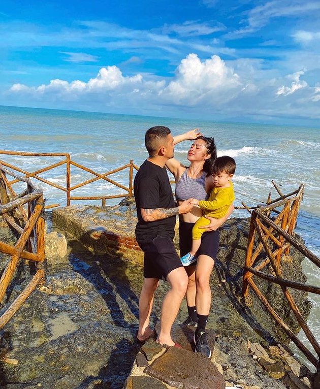 Celebrate 3rd Wedding Anniversary, Selvi Kitty Shows Intimate Photos with Beloved Husband