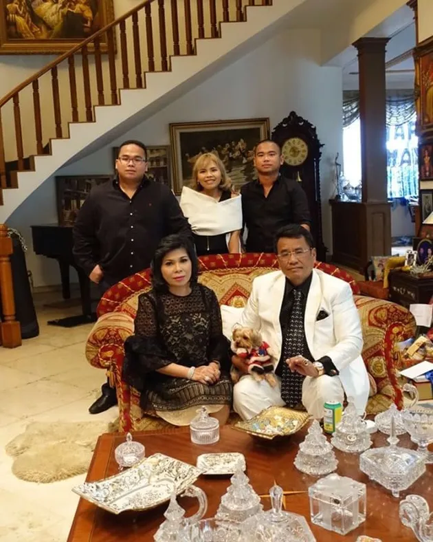 Potret kebersamaan Hotman Paris dan istri yang jarang tersorot.