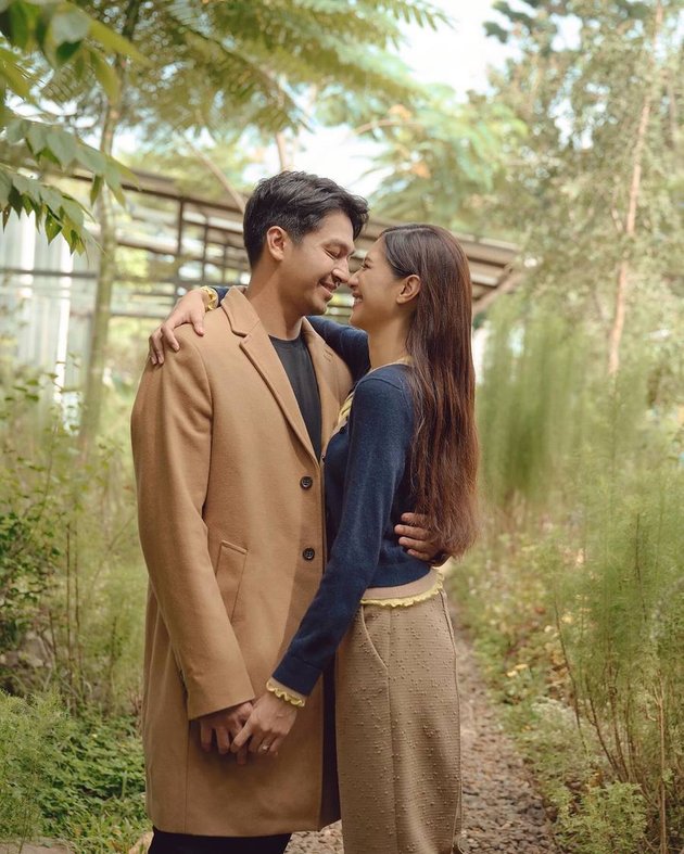 Celebrate Wedding Anniversary with Deva Mahenra, Mikha Tambayong Looks Beautiful in a Backless Gown