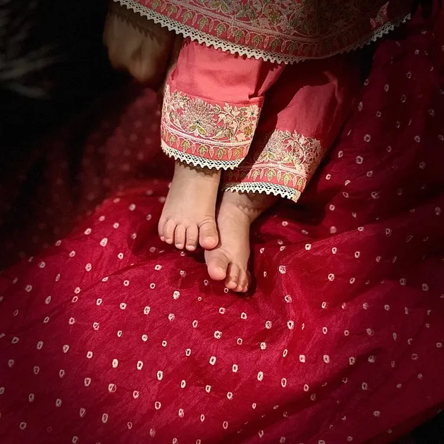Foto kaki anak Deepika Padukone
