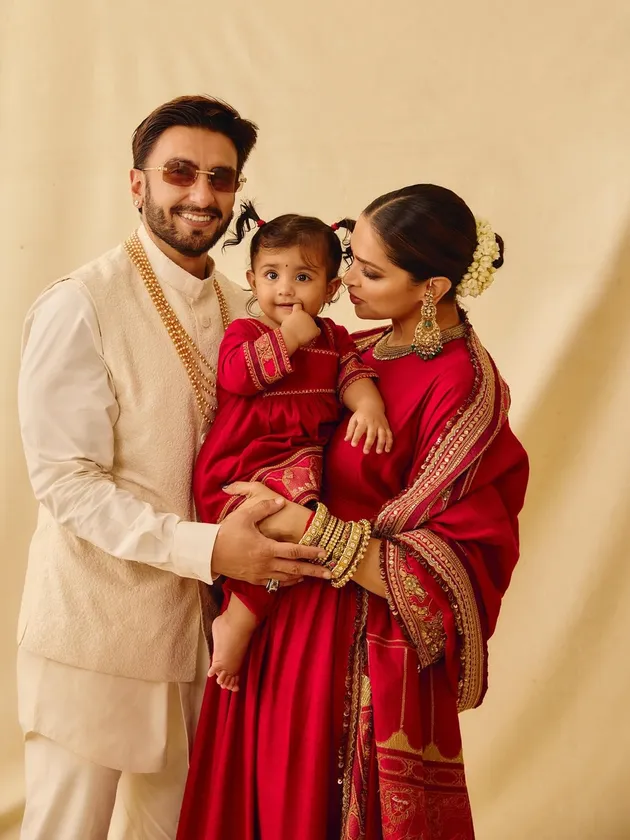Deepika Padukone pakai sari merah