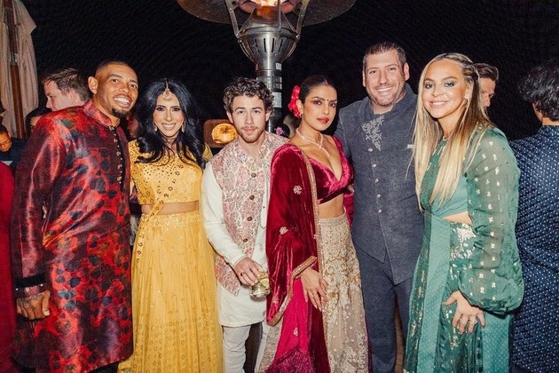 Celebrate Diwali in America, 8 Beautiful Photos of Preity Zinta on the Festival - Party with Priyanka Chopra