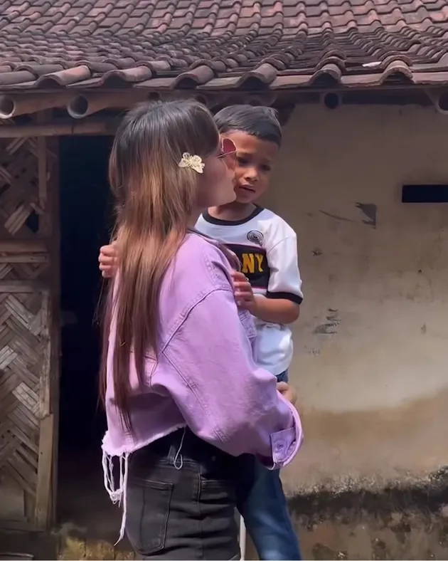 Cinta Laura Rayakan Hari Anak Sedunia