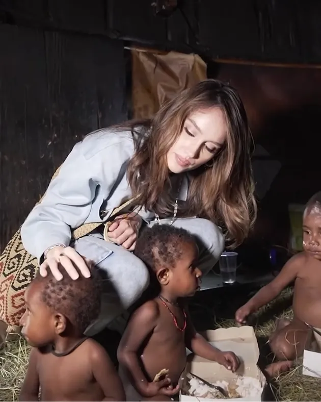 Cinta Laura Rayakan Hari Anak Sedunia