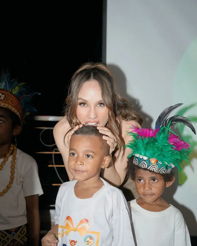 Cinta Laura Rayakan Hari Anak Sedunia